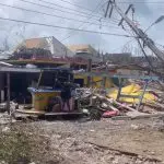 Mulher observa cenário de destruição em área residencial da Ilha de União, em São Vicente e Granadinas, depois de passagem de Beryl | Foto: Divulgação/Agência de Informação Pública de São Vicente e Granadinas