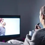 Foto que ilustra pessoa da Geração Z assistindo televisão
