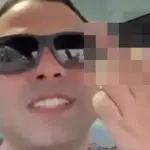 No vídeo, Ericson Tavares aparece ouvindo funk e fazendo gesto obsceno com o dedo do meio, dentro de um carro de luxo, acompanhado de uma mulher | Foto: Reprodução/Redes sociais