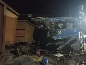 trem atropela ônibus em linha férrea, em Minas Gerais