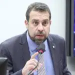 guilherme boulos em sessão de comissão da câmara dos deputados