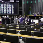 Plenário da Câmara dos Deputados; tema reforma tributária em destaque na Revista Oeste