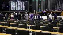 Plenário da Câmara dos Deputados; tema reforma tributária em destaque na Revista Oeste