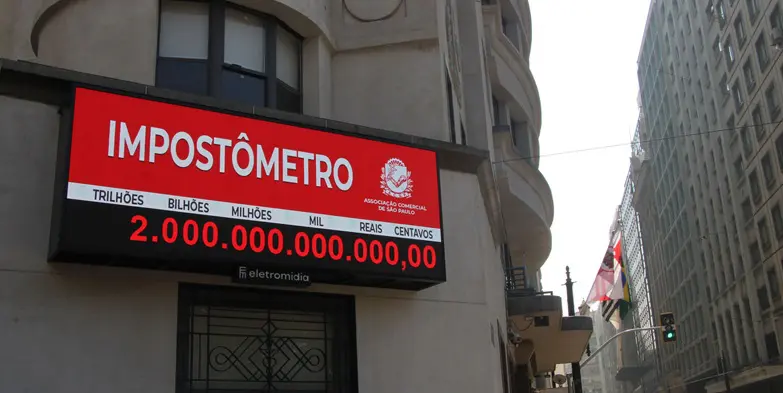Painel do Impostômetro, no centro de São Paulo, com a marca de R$ 2 trilhões em tributos