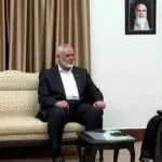 Antes de ser eliminado, líder do Hamas, Ismail Haniyeh (centro), teve um encontro com Ali Khamenei e outros líderes no parlamento | Foto: Reprodução/Pool/Wana