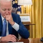 O presidente Joe Biden fala ao telefone com o primeiro-ministro canadense Justin Trudeau no Salão Oval da Casa Branca, quarta-feira, 7 de junho de 2023, para falar sobre os incêndios florestais canadenses e a fumaça que cobre partes dos EUA