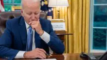 O presidente Joe Biden fala ao telefone com o primeiro-ministro canadense Justin Trudeau no Salão Oval da Casa Branca, quarta-feira, 7 de junho de 2023, para falar sobre os incêndios florestais canadenses e a fumaça que cobre partes dos EUA
