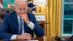 O presidente Joe Biden fala ao telefone com o primeiro-ministro canadense Justin Trudeau no Salão Oval da Casa Branca, quarta-feira, 7 de junho de 2023, para falar sobre os incêndios florestais canadenses e a fumaça que cobre partes dos EUA