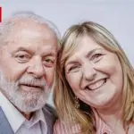 O presidente Lula posa ao lado de Bete Siraque, que aparece sorrindo para a câmera; ela é a pré-candidata do PT à Prefeitura de Santo André (SP)