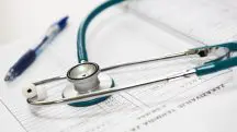 Utensílios médicos, em alusão à matéria sobre a relação do câncer com a covid