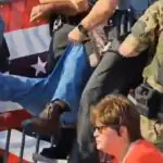 Policiais e socorristas carregam pessoa ferida em atentado contra Donald Trump