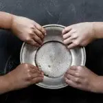 Crianças segurando um prato vazio | Foto: Reprodução/Redes sociais