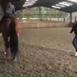 print de vídeo de atleta olímpica chicoteando um cavalo