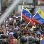 Protestos e confrontos em Caracas marcam reeleição de Maduro na Venezuela | Foto: Reprodução/X/Twitter