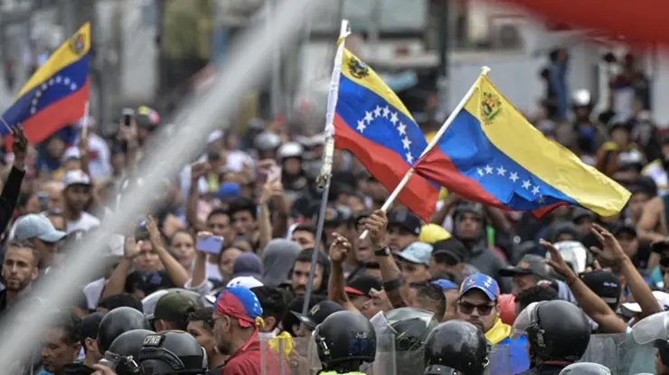 Protestos e confrontos em Caracas marcam reeleição de Maduro na Venezuela | Foto: Reprodução/X/Twitter