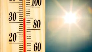No Brasil, inverno começa com calor; na imagem, termômetro com temperatura elevada, com raios de sol ao fundo