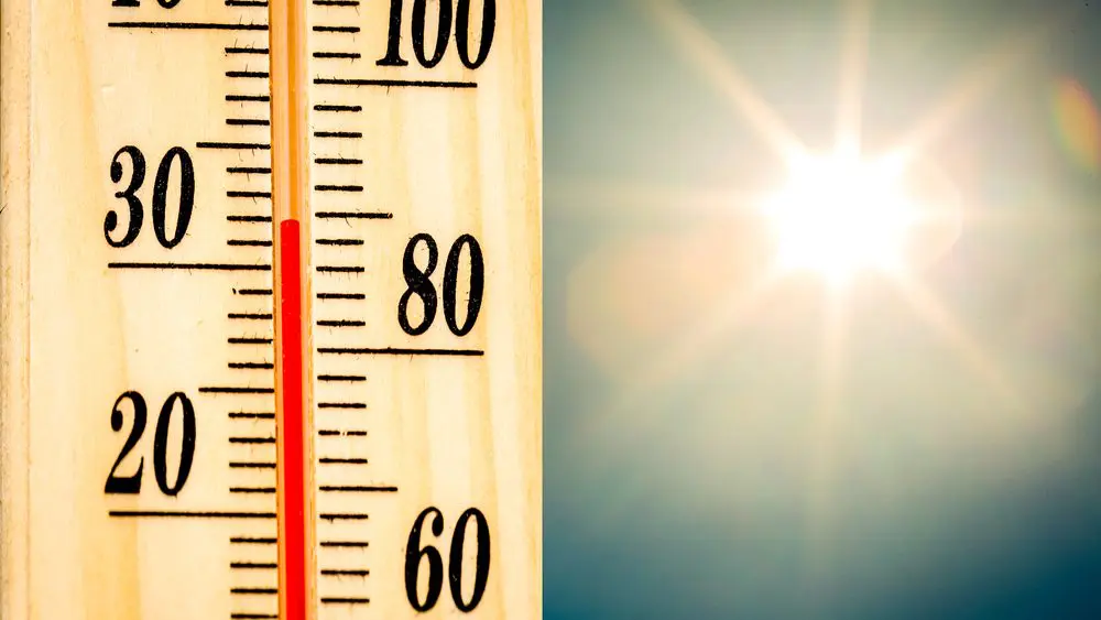 No Brasil, inverno começa com calor; na imagem, termômetro com temperatura elevada, com raios de sol ao fundo