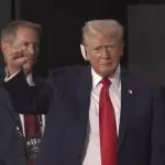 Donald Trump com orelha enfaixada