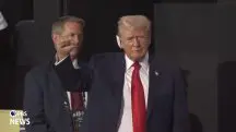 Donald Trump com orelha enfaixada