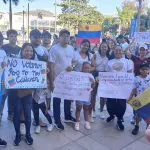 Grupo de venezuelanos exibe cartazes de protesto em Vitória (ES) | Foto: Rachel Díaz/Revista Oeste