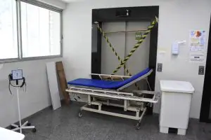 Um grupo de manifestantes se reuniu nesta segunda-feira, 8, na porta do hospital, para um ato contrário à transferência da gestão da unidade para a prefeitura | Foto: Reprodução/Arquivo pessoal