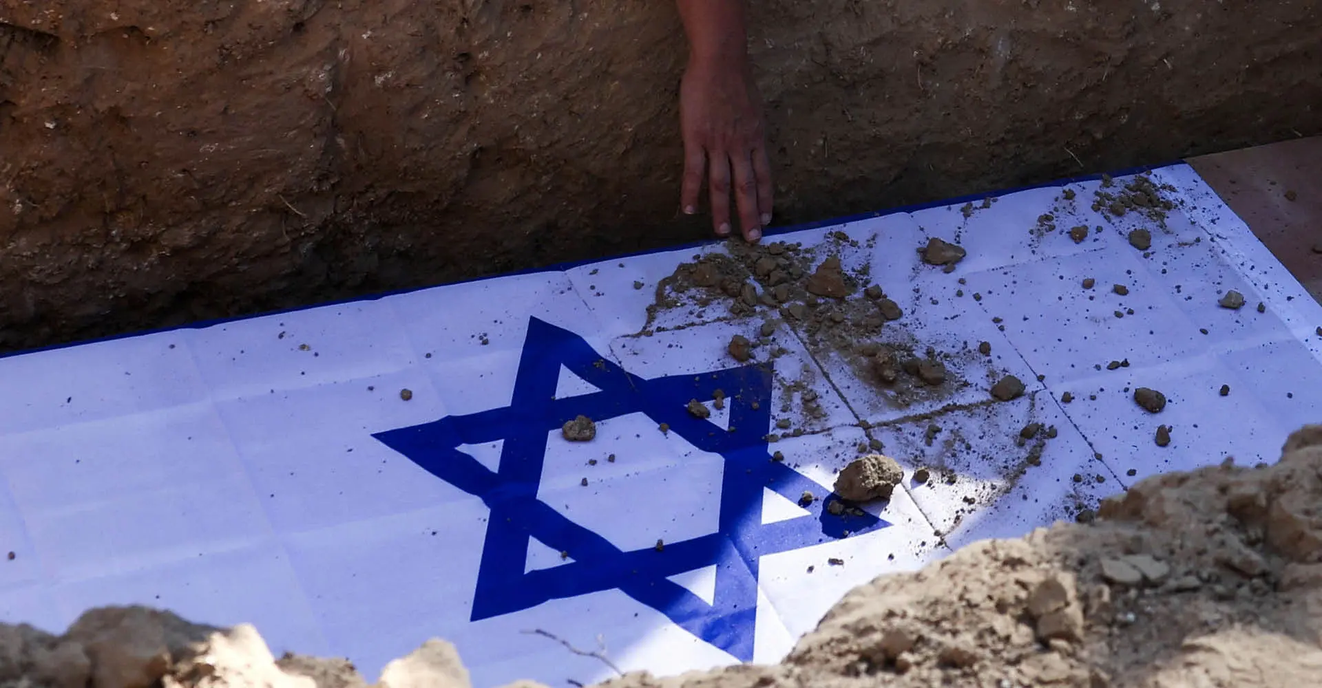 Israelenses em luto prestam homenagens a Yagev Buchshtab, um dos seis reféns cujos corpos foram recuperados do cativeiro em Gaza e levados a Israel em uma operação militar, em seu funeral no Kibutz Nirim, sul de Israel, em 21 de agosto de 2024 | Foto: Florion Goga/ Reuters