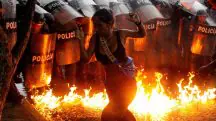 Forças policiais tentam conter protestos nas ruas da Venezuela depois de Maduro declarar-se reeleito | Foto: Reuters/Samir Aponte