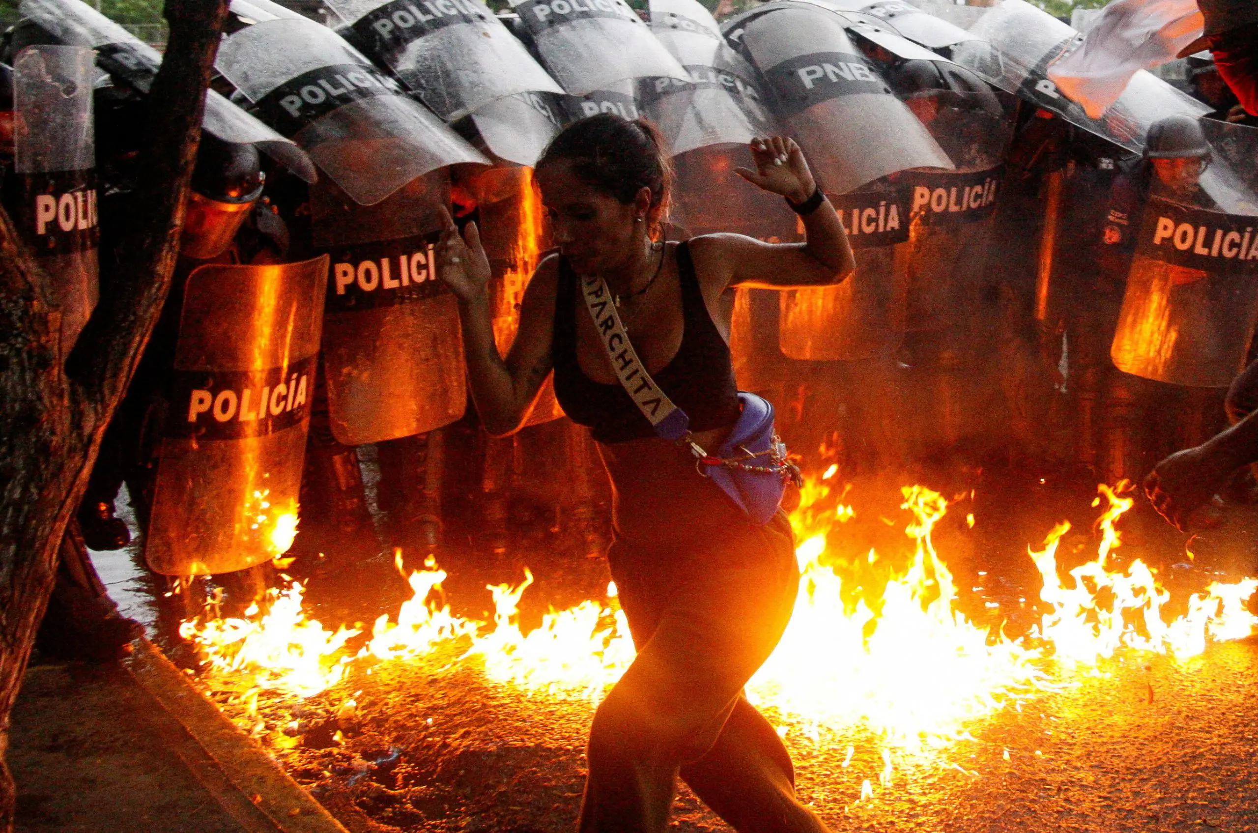 Forças policiais tentam conter protestos nas ruas da Venezuela depois de Maduro declarar-se reeleito | Foto: Reuters/Samir Aponte