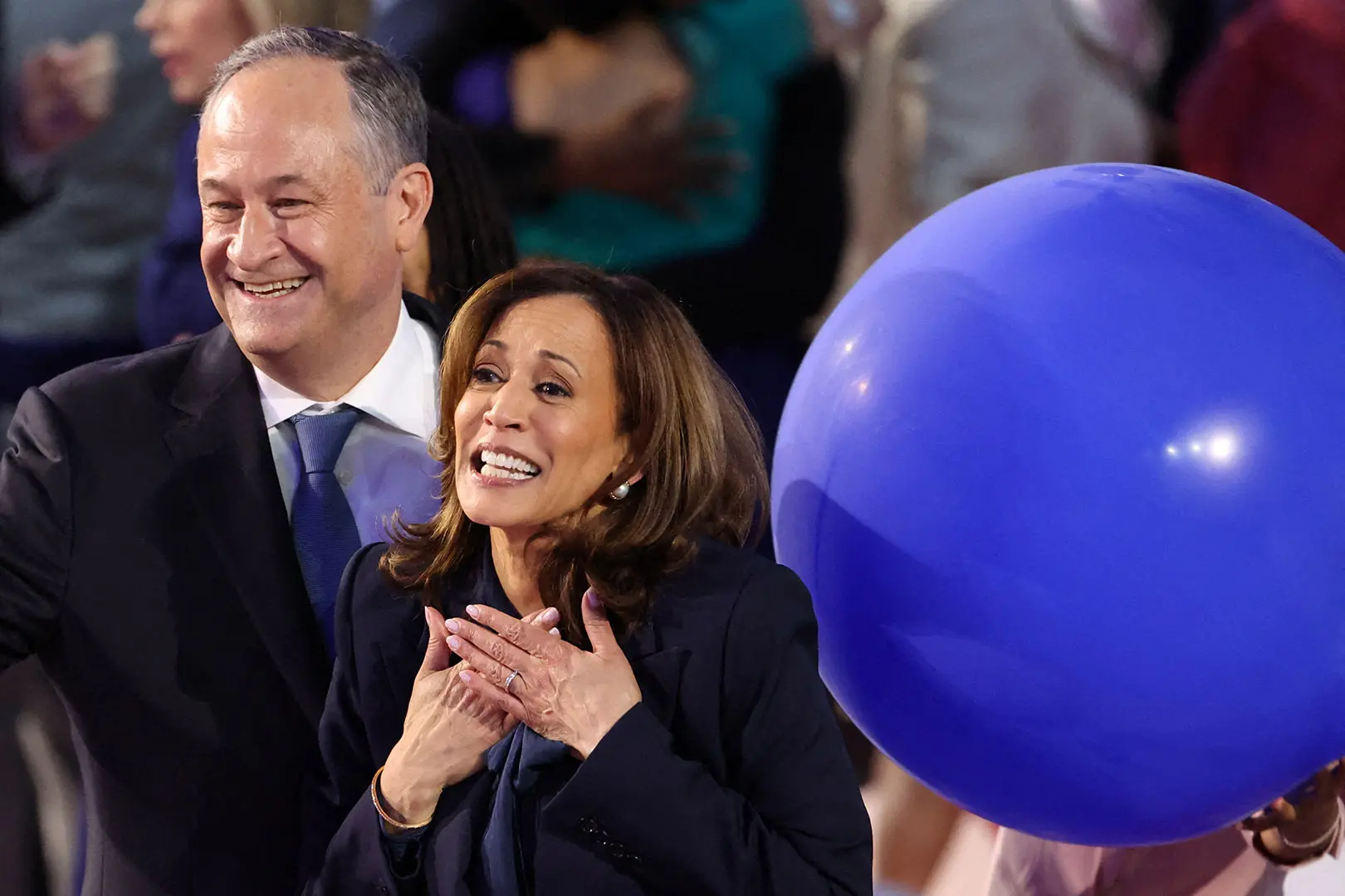 Kamala Harris, candidata presidencial democrata e vice-presidente dos EUA, comemora com seu marido, Doug Emhoff, após seu discurso de aceitação no 4º dia da Convenção Nacional Democrata (DNC) no United Center em Chicago, Illinois, EUA, (22/8/2024) | Foto: Brendan Mcdermid/Reuters