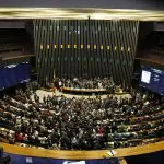 Plenário da Câmara dos Deputados. Imagem faz alusão às críticas dos políticos sobre o fechamento do Twitter/X no Brasil