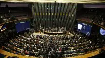 Plenário da Câmara dos Deputados. Imagem faz alusão às críticas dos políticos sobre o fechamento do Twitter/X no Brasil