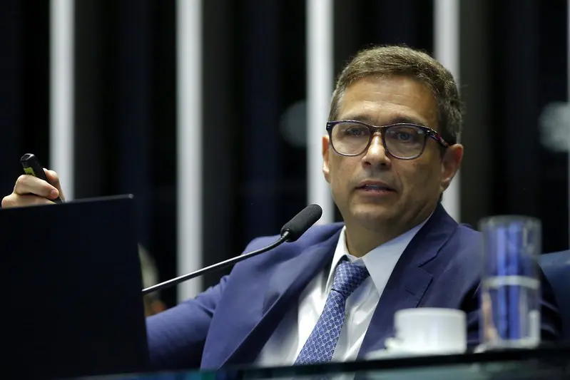 Roberto Campos Neto deve ser substituído na chefia do BC por Gabriel Galípolo | Foto: Raphael Ribeiro/BCB