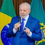 Presidente Lula usa terno azul enquanto discursa