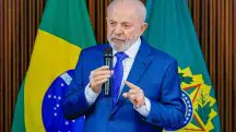 Presidente Lula usa terno azul enquanto discursa