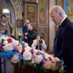 Joe Biden com expressão tensa e olhando para baixo