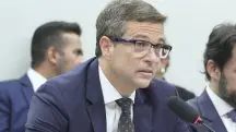 Campos Neto reconheceu que atualmente o Brasil é um dos poucos países em que a curva precifica alta de juros | Foto: Vinicius Loures/Câmara dos Deputados