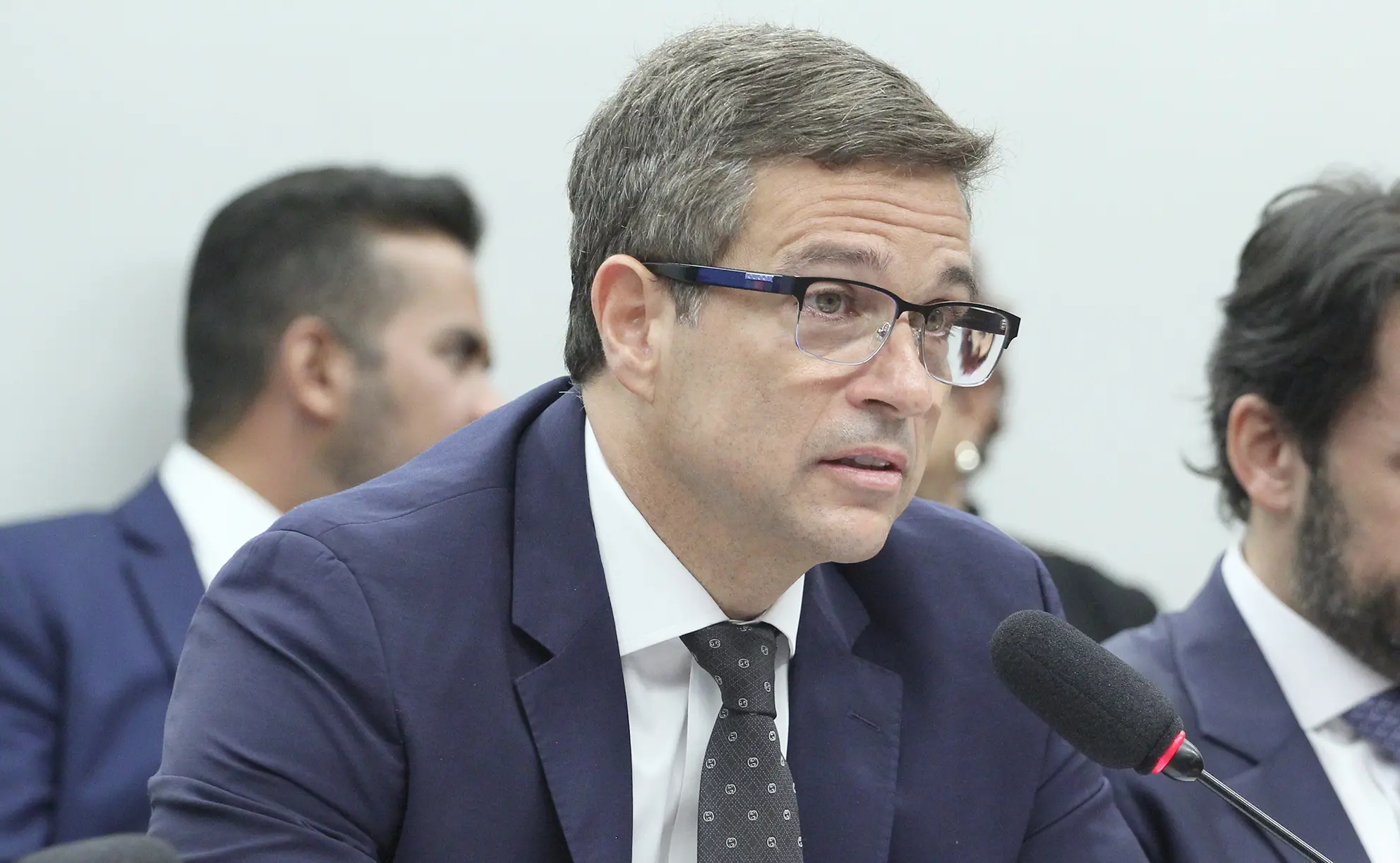 Campos Neto reconheceu que atualmente o Brasil é um dos poucos países em que a curva precifica alta de juros | Foto: Vinicius Loures/Câmara dos Deputados