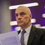 A rede de televisão BBC resumiu a decisão e também relembrou o conflito entre Alexandre de Moraes e Elon Musk | Foto: Fabio Rodrigues-Pozzebom/Agência Brasil