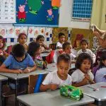 Sala de aula com alunos: conhecimento em matemática é desafio na rede pública