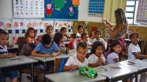 Sala de aula com alunos: conhecimento em matemática é desafio na rede pública