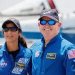 Os astronautas Butch Wilmore e Suni Williams posam antes do lançamento do Teste de Voo da Tripulação Starliner-1, da Boeing, em Cabo Canaveral, na Flórida – 25/4/2024 | Foto: Joe Skipper/Reuters