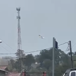 O avião atingiu em cheio uma das casas da região | Foto: Reprodução/Redes sociais