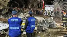 Agentes do Cenipa analisam destroços de avião em Vinhedo