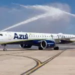 A Azul afirmou que os passageiros receberam toda a assistência necessária da equipe local e que ‘medidas como essas são necessárias para garantir a segurança das operações’ | Foto: Reprodução/Twitter/X