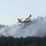 Avião tenta controlar incêndios florestais no Canadá, em 2023