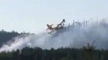 Avião tenta controlar incêndios florestais no Canadá, em 2023