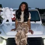A atleta norte-americana Simone Biles mostra seu carro novo em postagem no Instagram