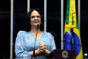 Senadora Damares Alves em discurso no plenário do Senado Federal
