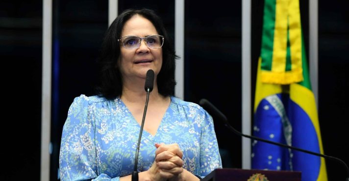 Senadora Damares Alves em discurso no plenário do Senado Federal