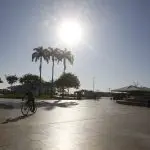 Praça do Rio de Janeiro em dia de calor no Sudeste